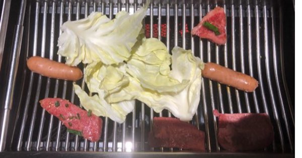 焼肉ヨコムラで肉を焼いているところ