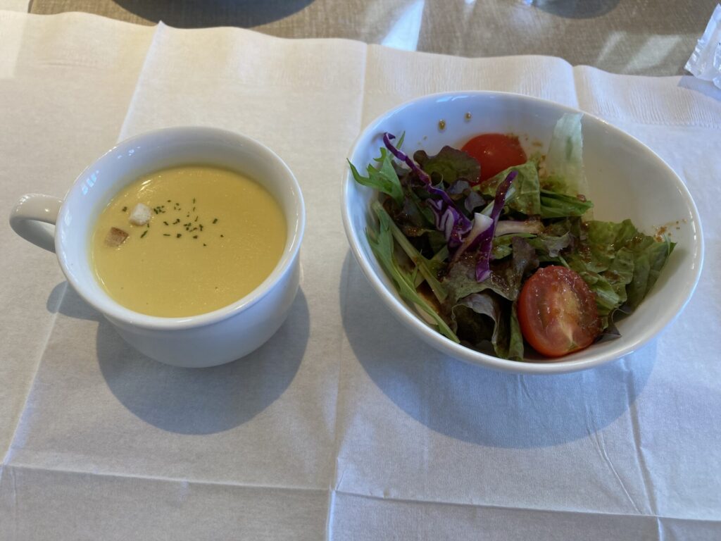ハッピーポイントのサラダとスープ